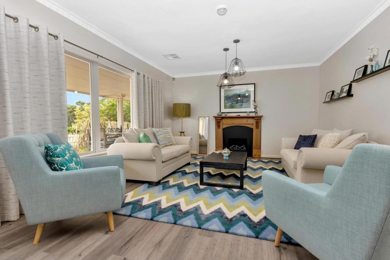 Mid Century 4 Bedroom Getaway In Barossa Vineyard *