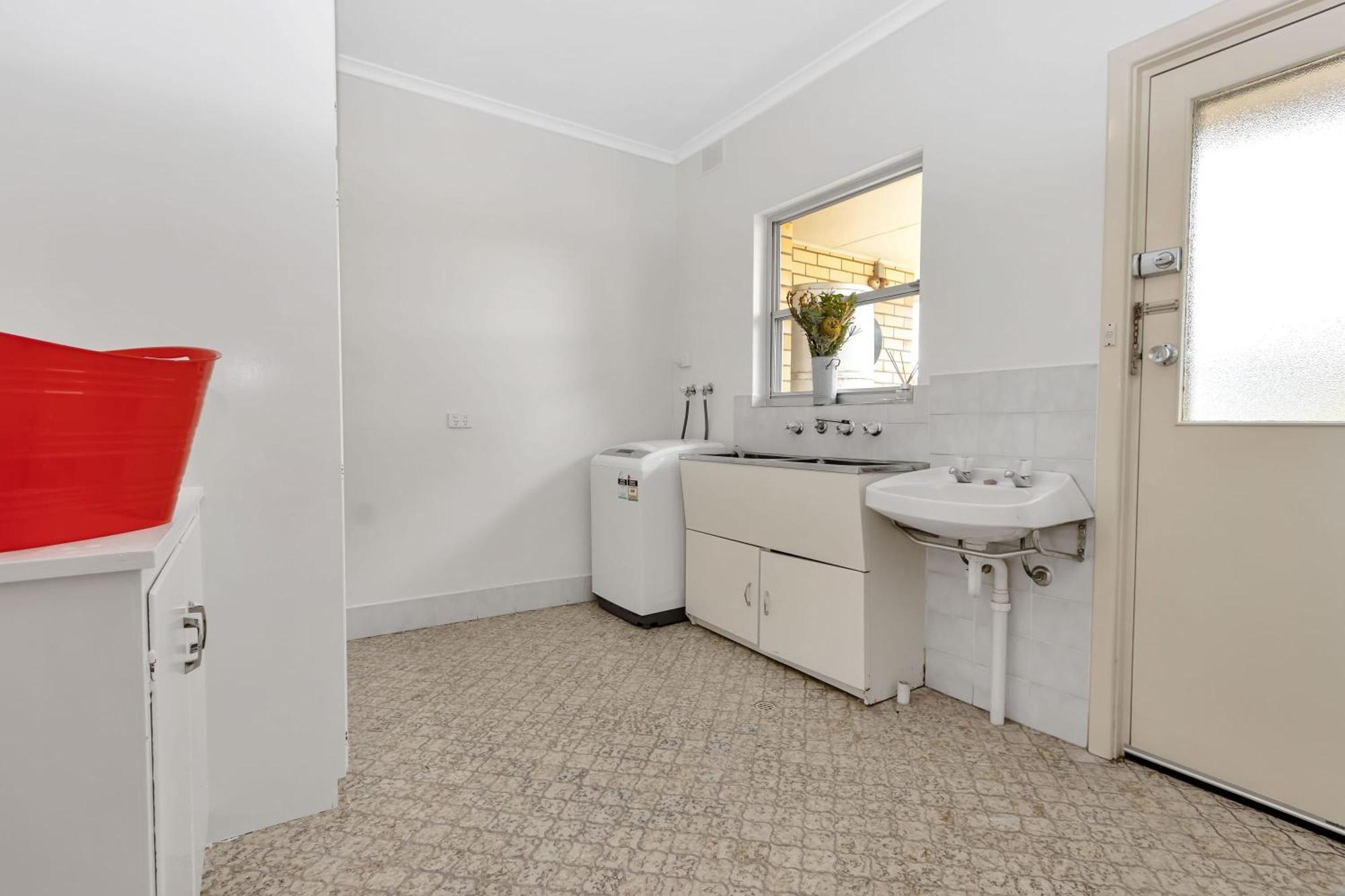 Mid Century 4 Bedroom Getaway In Barossa Vineyard Nuriootpa
