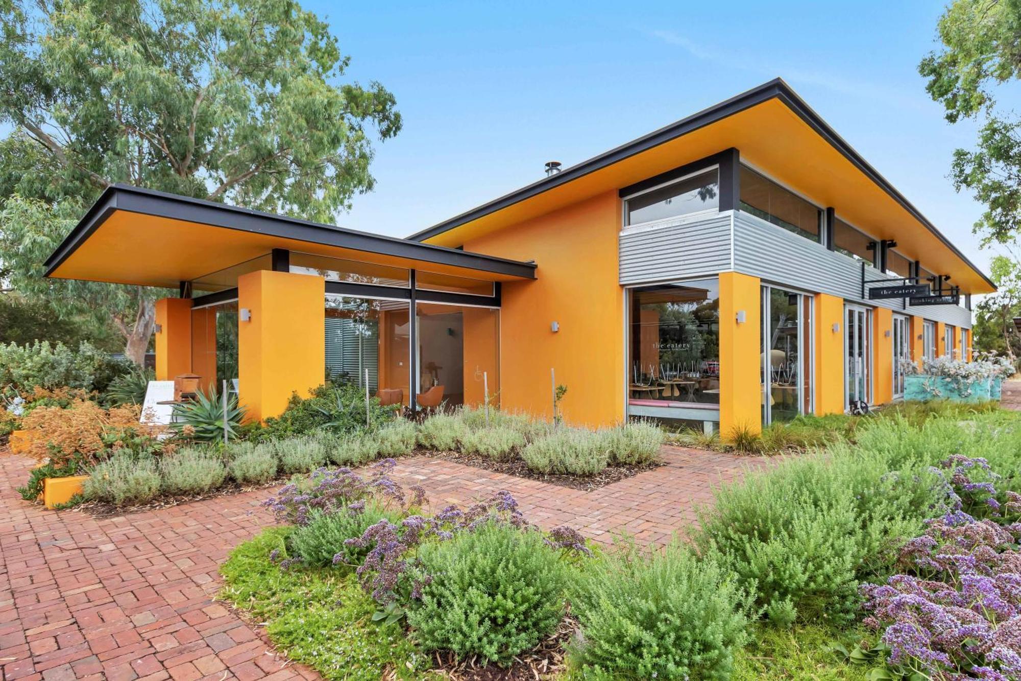 Mid Century 4 Bedroom Getaway In Barossa Vineyard Nuriootpa