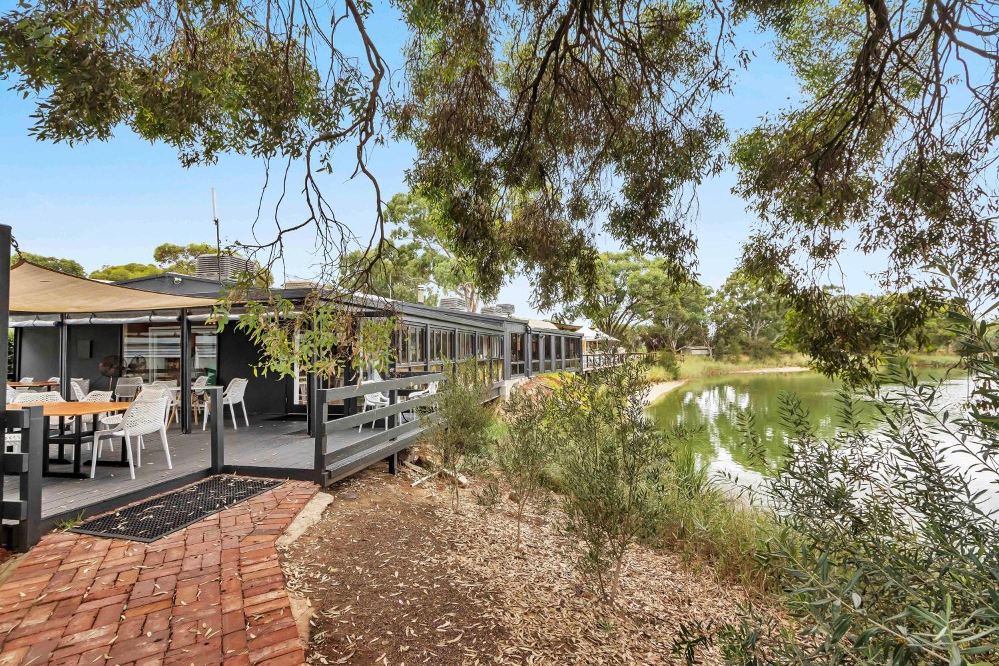 Mid Century 4 Bedroom Getaway In Barossa Vineyard Nuriootpa